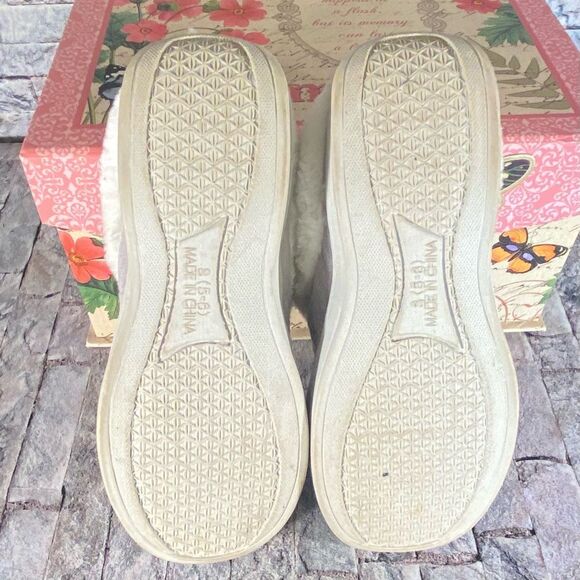 Cozy Fuzzy Womens Slippers with Sequin Detail Slip On Style Size Small 5 - 6 - Picture 5 of 7